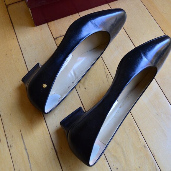 Vintage Etienne Aigner Madrid Leather Heels in Classic Black Size 9 - Picture 9 of 13